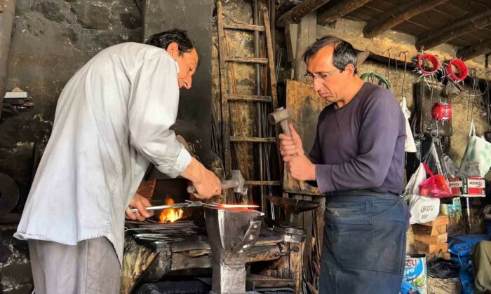 İki kardeş kaybolmaya yüz tutan mesleği yaşatmaya çalışıyor