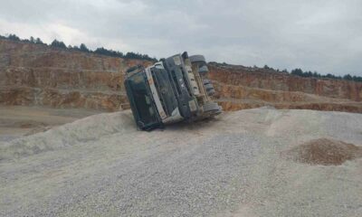 Bilecik’te kum yüklü kamyon devrildi