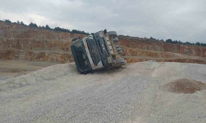 Bilecik’te kum yüklü kamyon devrildi