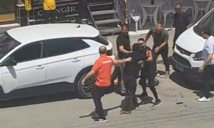 Akrabalar arasındaki bıçaklı kavgada cadde kan gölüne döndü: 1’i ağır 3 yaralı
