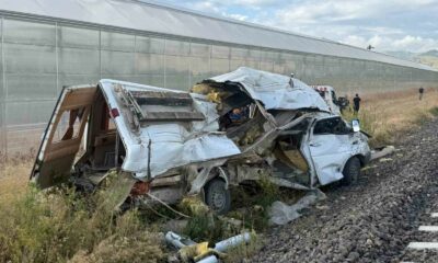 Afyonkarahisar’da tren minibüse çarptı: 1 yaralı