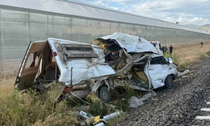 Afyonkarahisar’da tren minibüse çarptı: 1 yaralı