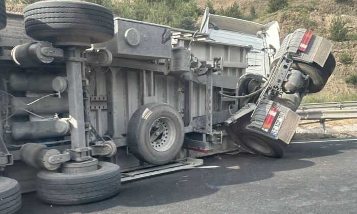 Bilecik’te kontrolden çıkan tırın dorsesi devrildi, sürücüsü yaralandı