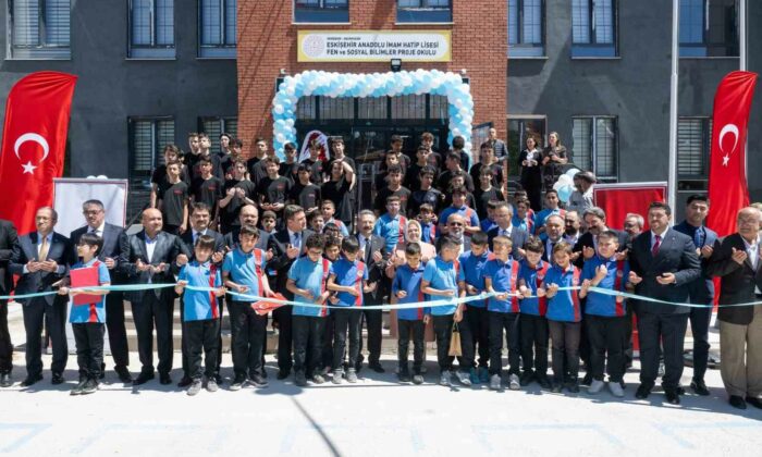 Vali Aksoy, Eskişehir Anadolu İmam Hatip Lisesi’nin açılış törenine katıldı