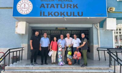 20 kilogram atık pil toplayan çocuklara 16 adet futbol, basketbol ve voleybol topu hediye edildi