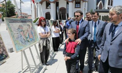 “Sesin ve Rengin Yolculuğu” Resim Sergisi valilik önünde açıldı