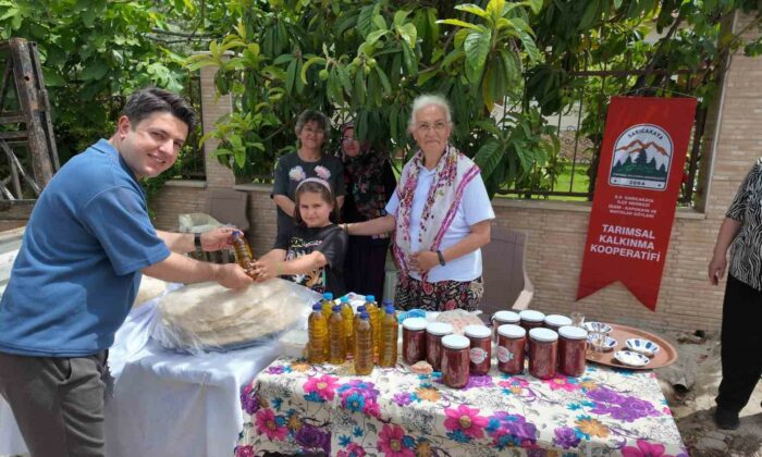 Kooperatif üyesi kadınlar bayram öncesi doğal ve lezzetli ürünleri pazara çıkardı