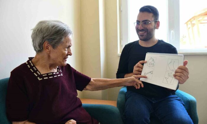 Alzheimer hastaları dil becerilerini geliştiriyor