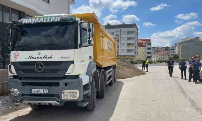 Polisten kaçamayacağını anlayınca fazla yükünü sanayinin ortasına döktü