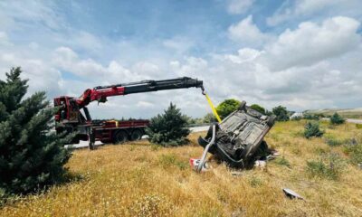 Devrilen hafif ticari araçta 2 kişi yaralandı