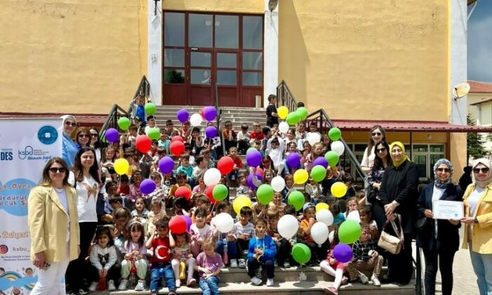Gediz’de çocuk şenliği coşkusu: minikler hem eğlendi, hem öğrendi