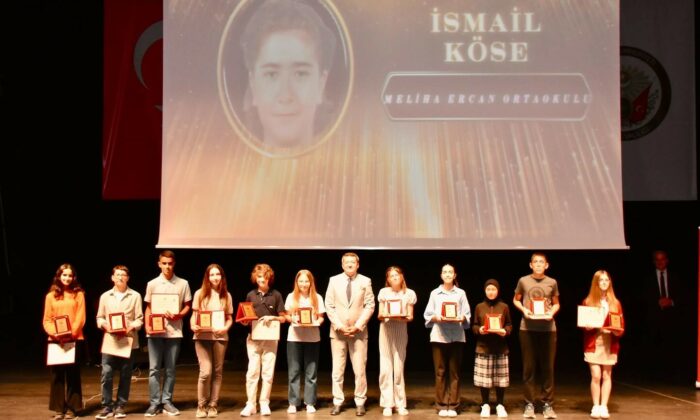 Başarılı öğrencilere ‘Eğitim Başarı Ödülleri’ takdim edildi
