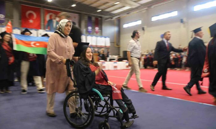Yüzde 90 engelli kızının eğitimi için 21 yıldır çabalayan anne mezuniyet gururu yaşadı