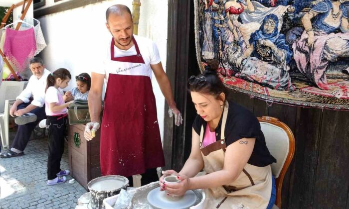 Kütahya’nın tarihi mekanlarından Germiyan Sokak’ta çini sanatı yeniden canlanıyor