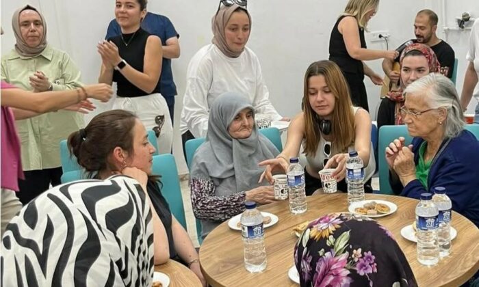 Kütahya’da öğrencilerden huzurevi sakinlerine egzersiz uygulaması