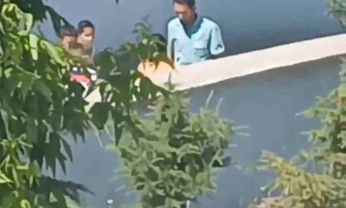 9 yaşındaki öğrencisini acımadan böyle tokatladı