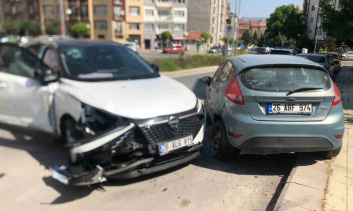 Eskişehir’de 3 araca çarparak durabilen cipin sürücüsü yaralandı