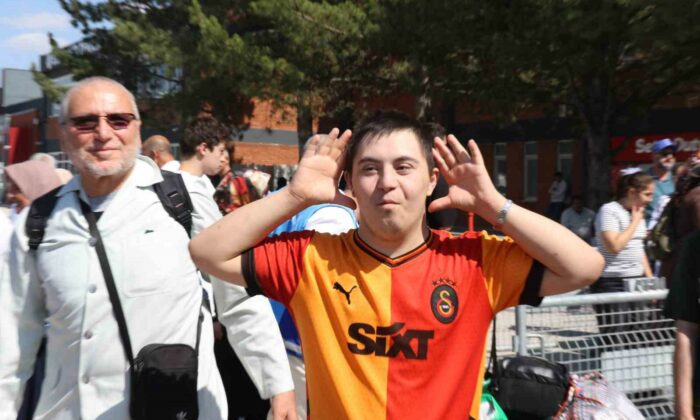 Hacdan dönen dedesini ve ninesini ‘Icardi’nin hareketiyle karşıladı