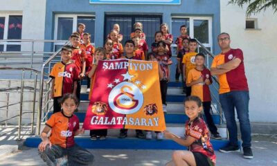 Gediz’de ilkokul öğrencilerinin şampiyonluk kutlaması beğeni topladı