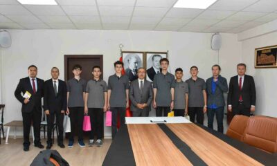 Uluslararası Robot Yarışması’nda derece alan öğrencilerden İl Milli Eğitim Müdürü Aydın’a ziyaret