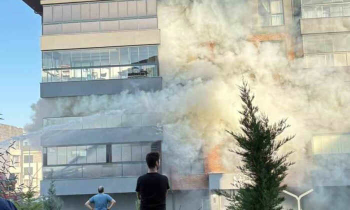 Buzdolabından çıkan yangında evde büyük çapta maddi hasar meydana geldi