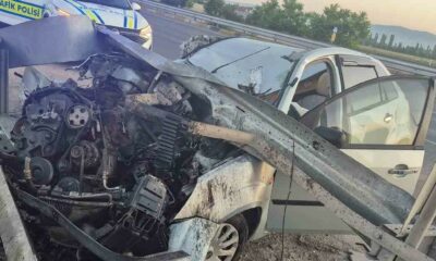 Bariyere çarpan otomobil hurdaya döndü