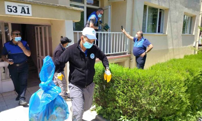 Emekli doktorun çöp eve dönen dairesi temizlendi