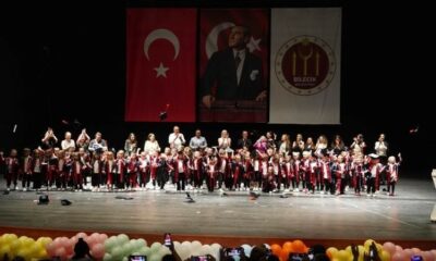 Minik öğrencilerin mezuniyet sevinci