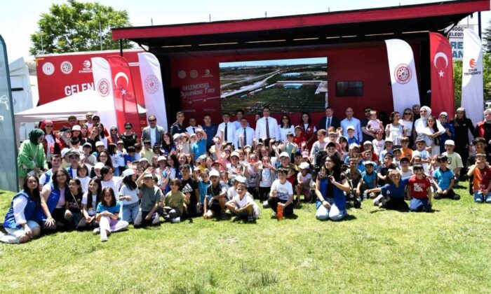 ‘Geleneksel Oyun Tırı’ Söğüt’te çocuklarla buluştu