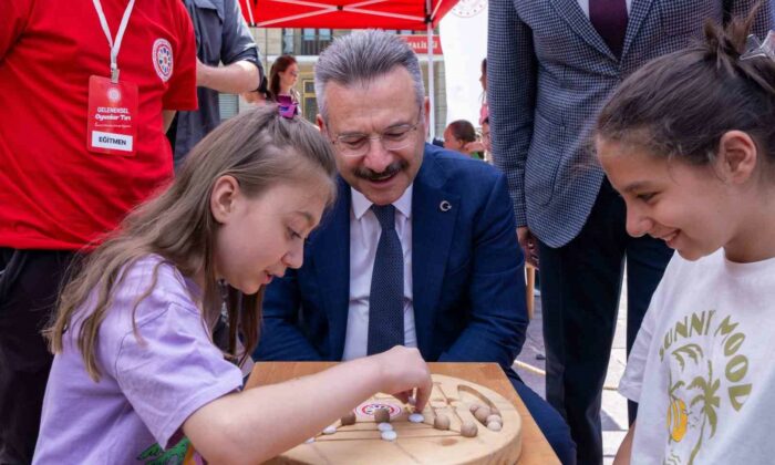 Vali Aksoy, ’Geleneksel Oyunlar Tırı’nı ziyaret etti