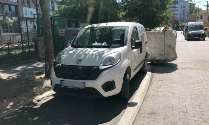 Yeni bisiklet yoluna araç engeli