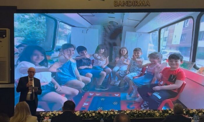 Başkan Kazım Kurt CHP’li belediye başkanlarına “Gezici Oyunevi ve Kreş” projelerini anlattı