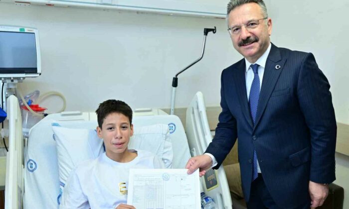 Hastanede tedavi gören öğrencilere karnelerini Vali Aksoy dağıttı