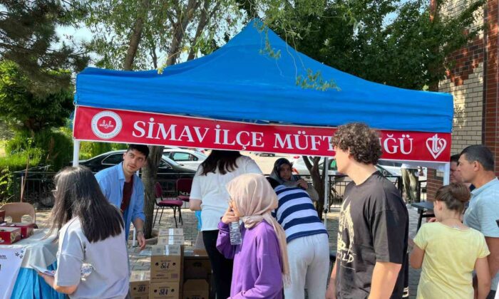 Simav Müftülüğünce YKS’ye giren öğrenciler için emanet ve su ikramı çadırı kuruldu