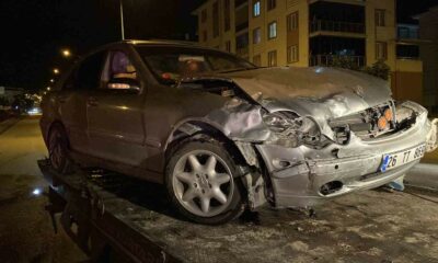 Ara sokaktan çıkan araç seyir halindeki otomobille çarpıştı: 4 yaralı