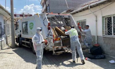 Yaşlı kadının evinden 2 kamyon çöp çıktı