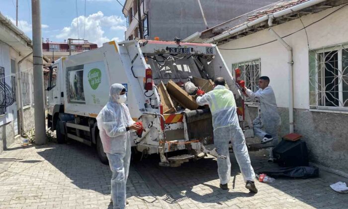 Yaşlı kadının evinden 2 kamyon çöp çıktı
