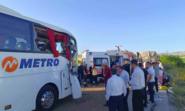 Yolcu otobüsü ve tırın da karıştığı zincirleme kazada 24 kişi yaralandı