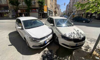 Caddede çarpışan 2 otomobilde maddi hasar oluştu