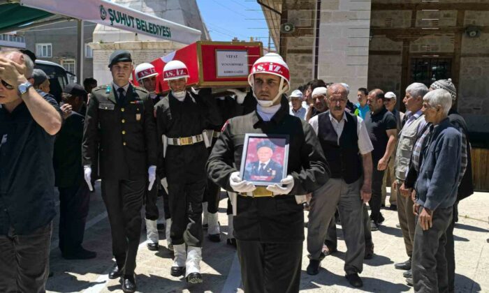 Vefat eden Kıbrıs gazisi toprağa verildi