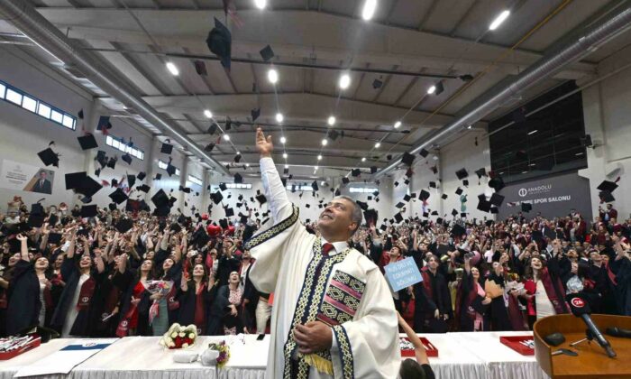 Anadolu Üniversitesi mezuniyet törenleri tüm hızıyla devam ediyor
