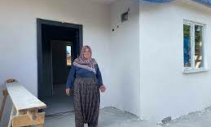 Evi kül olan 72 yaşındaki kadının yüzü hayırsever vatandaşlar sayesinde güldü