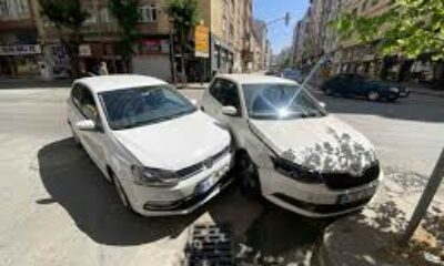 Caddede çarpışan 2 otomobilde maddi hasar oluştu