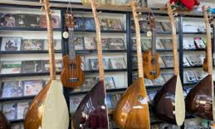 CD ve kasetlerin yerini müzik aletleri alıyor