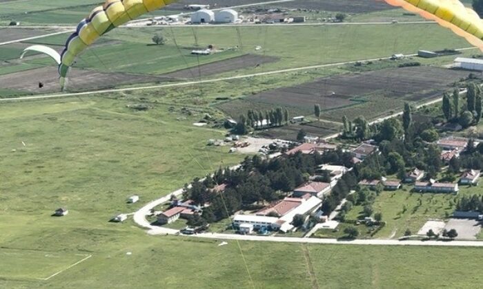 Toby isimli köpek paraşütle atlayıp 330 metrede uçuş deneyimi yaşadı
