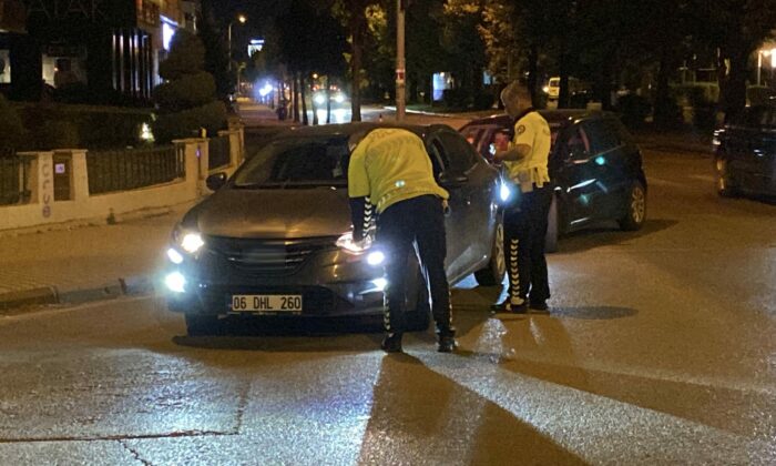 Çevirmeye yakalanarak ceza yiyen arkadaşının yanında alkol almaya devam etti
