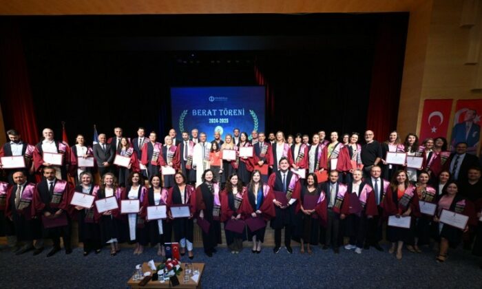 Yeni profesörler ve doçentler beratlarını aldı