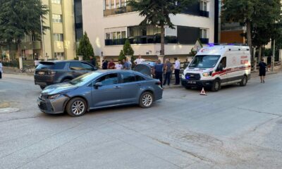 İki otomobil sokak kesişiminde çarpıştı: 1 yaralı