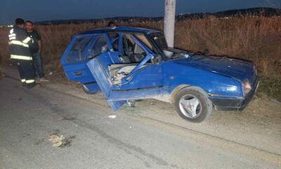 Otomobil aydınlatma direğine çarpıp takla attı: 4 yaralı