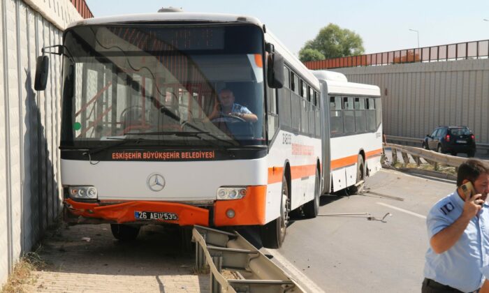 Üniversiteye giden belediye otobüsü bariyerlere çıktı, facia kıl payı ile atlatıldı